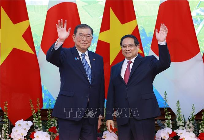 Prime Minister Pham Minh Chinh and Japanese Prime Minister Ishiba Shigeru. VNA Photo: Dương Giang