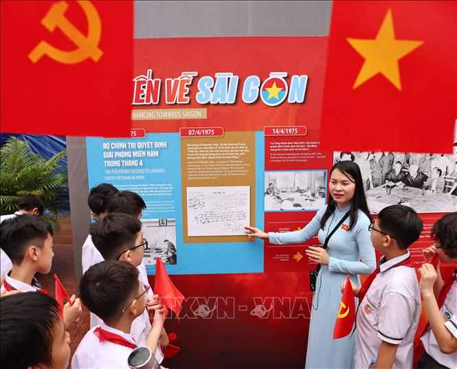 Học sinh Thủ đô tham quan, nghe thuyết minh về triển lãm. Ảnh: Thanh Tùng - TTXVN 