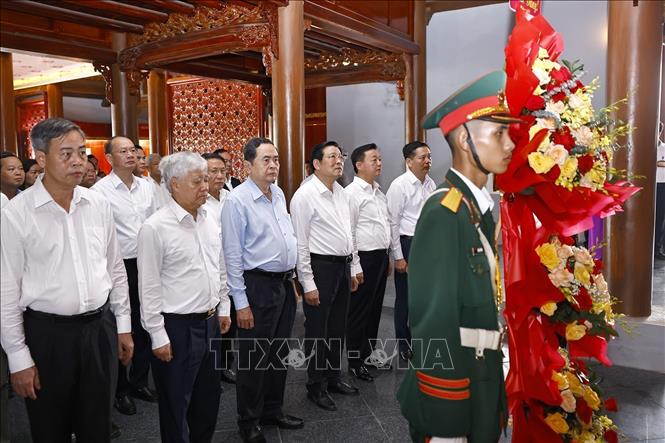 NA Chairman Tran Thanh Man pays tribute to late Party leader Le Duan. VNA Photo
