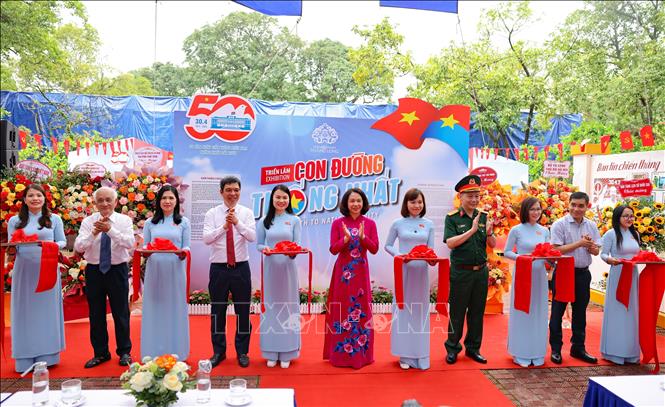 Đại biểu cắt băng khai mạc triển lãm. Ảnh: Thanh Tùng - TTXVN 
