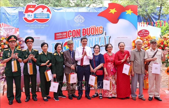 Ban tổ chức tặng quà tri ân các cựu chiến binh và người có công. Ảnh: Thanh Tùng - TTXVN