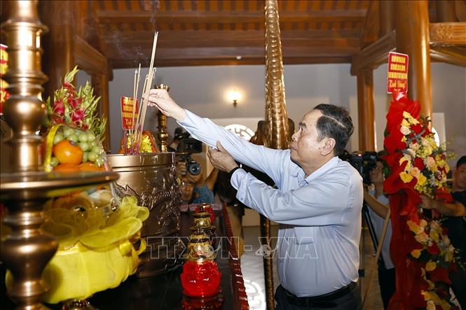 NA Chairman Tran Thanh Man pays tribute to late Party leader Le Duan. VNA Photo