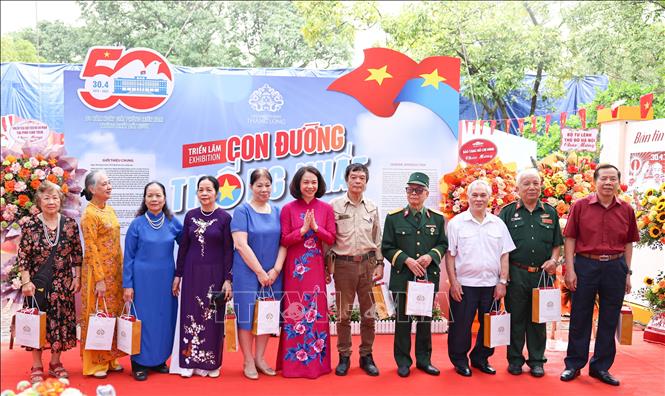 Phó Chủ tịch UBND thành phố Hà Nội Vũ Thu Hà tặng quà tri ân các gia đình tướng lĩnh, cựu chiến binh và người có công. Ảnh: Thanh Tùng - TTXVN