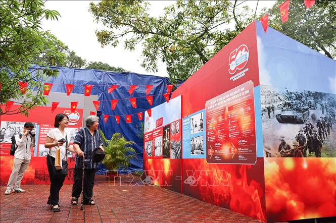 Triển lãm giới thiệu 200 tài liệu, ảnh theo 3 chủ đề: Quyết định chiến lược của Tổng Hành dinh; Một ngày bằng 20 năm và Tiến về Sài Gòn. Ảnh: Thanh Tùng - TTXVN