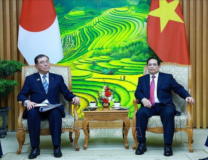 Prime Minister Pham Minh Chinh and Japanese Prime Minister Ishiba Shigeru at their tête-à-tête meeting. VNA Photo: Dương Giang