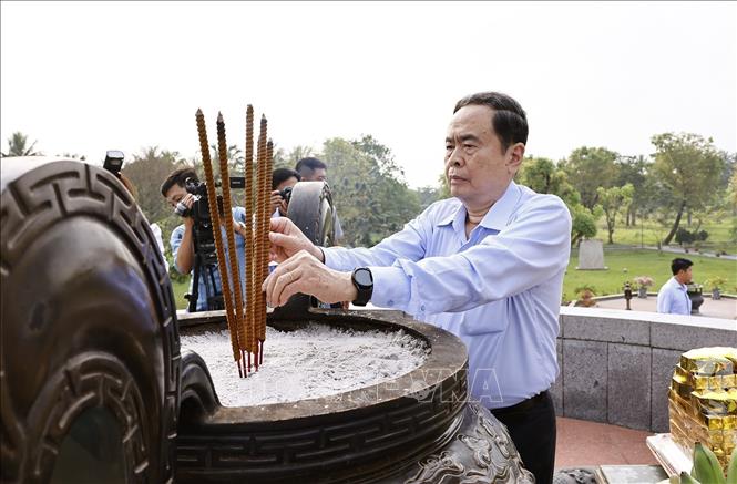 NA Chairman Tran Thanh Man offers incense and flowers at the Quang Tri citadel national special relic site. VNA Photo
