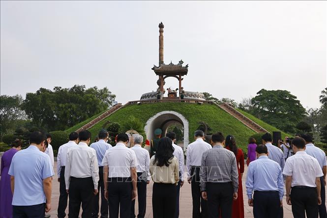 NA Chairman Tran Thanh Man offers incense and flowers at the Quang Tri citadel national special relic site. VNA Photo