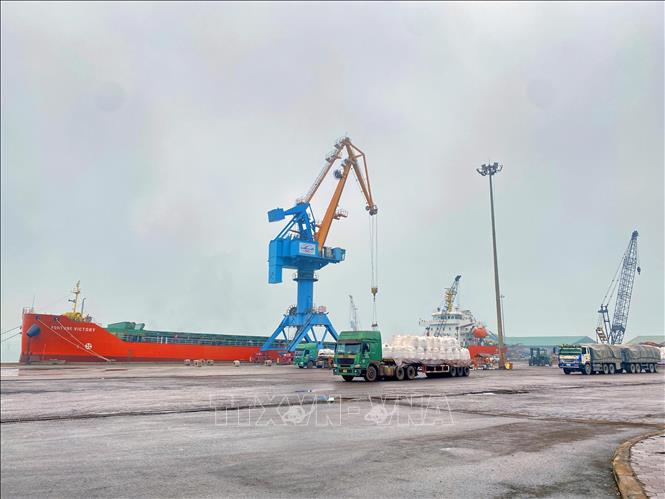 Phương tiện bốc dỡ hàng hóa tại cảng Vũng Áng. Ảnh: Hữu Quyết - TTXVN