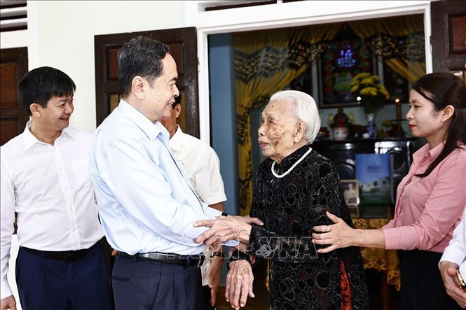 NA Chairman Tran Thanh Man visits heroic mother Dao Thi Vui. VNA Photo
