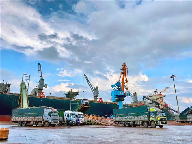 Các phương tiện bốc dỡ hàng hóa tại cảng Vũng Áng. Ảnh: Hữu Quyết - TTXVN
