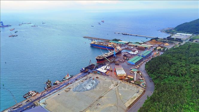 Năm 2024, đã có hơn 5 triệu tấn hàng hóa thông quan qua bến số 1 và 2 cảng Vũng Áng. Ảnh: Hữu Quyết - TTXVN