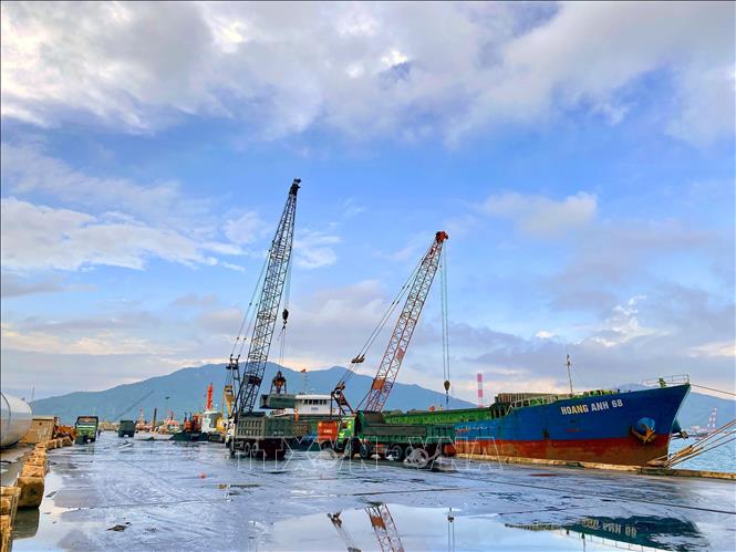 Các phương tiện bốc dỡ hàng hóa tại cảng Vũng Áng. Ảnh: Hữu Quyết - TTXVN