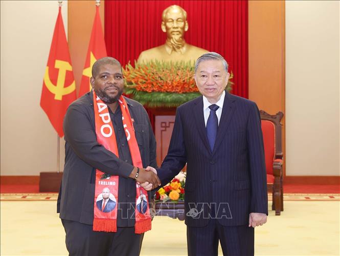Party General Secretary To Lam meets with FRELIMO General Secretary Chakil Felizardo Aboobacar. VNA Photo: Thống Nhất 