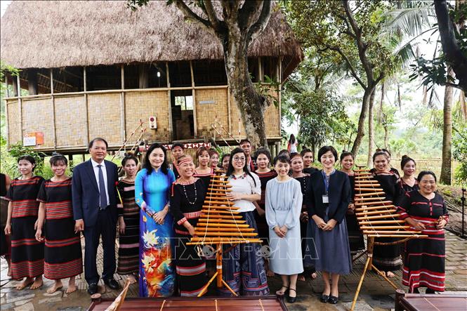 Hai phu nhân cùng nhóm đồng bào Xơ Đăng. Ảnh: Minh Đức – TTXVN