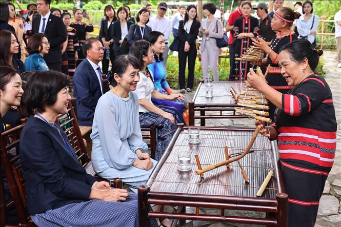Nghệ nhân ưu tú Y Sinh giới thiệu nét văn hoá dân tộc Xơ Đăng với bà Ishiba Yoshiko, Phu nhân Thủ tướng Nhật Bản. Ảnh: Minh Đức – TTXVN