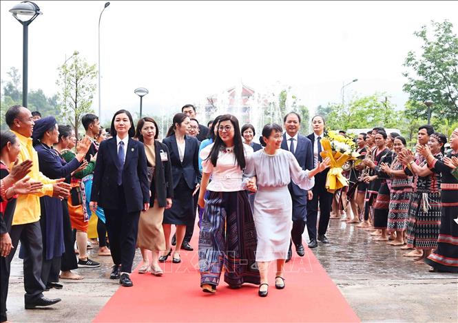 Hai Phu nhân Thủ tướng Việt Nam và Nhật Bản thăm Làng Văn hóa - Du lịch các dân tộc Việt Nam. Ảnh: Minh Đức – TTXVN