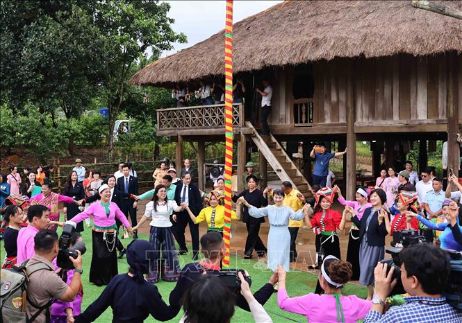 Hai Phu nhân múa xòe đoàn kết cùng đồng bào các dân tộc phía Bắc. Ảnh: Minh Đức – TTXVN

