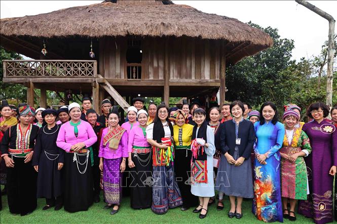 Hai Phu nhân Thủ tướng chụp hình lưu niệm cùng với đại diện các cộng đồng dân tộc phía Bắc. Ảnh: Minh Đức – TTXVN