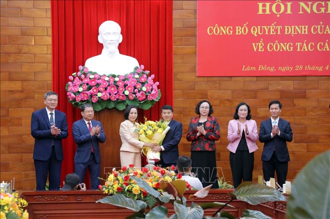 Ủy viên Trung ương Đảng, Phó Chủ tịch Quốc Hội Nguyễn Thị Thanh chúc mừng tân Bí thư Tỉnh ủy Lâm Đồng Y Thanh Hà Niê Kđăm. Ảnh: Chu Quốc Hùng-TTXVN