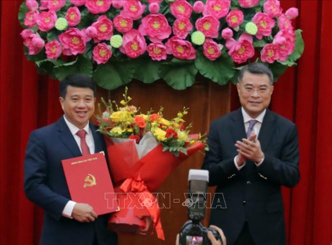 Ủy viên Bộ Chính trị, Bí thư Trung ương Đảng, Trưởng Ban Tổ chức Trung ương Lê Minh Hưng trao Quyết định của Bộ Chính trị cho ông Y Thanh Hà Niê Kđăm. Ảnh: Chu Quốc Hùng-TTXVN