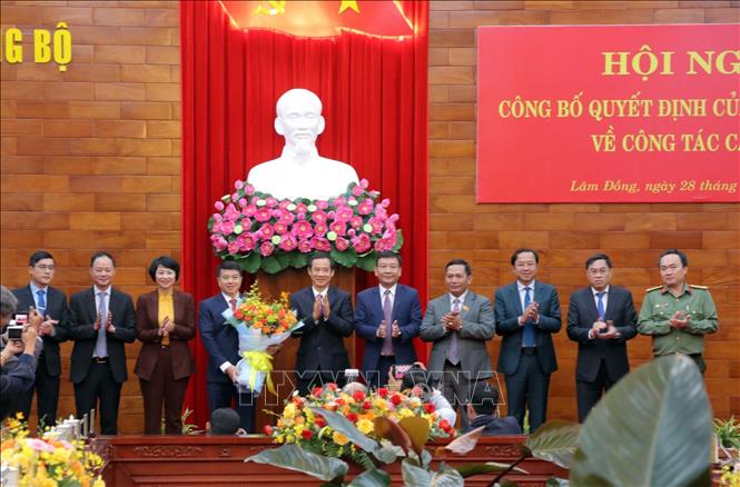 Tân Bí thư Tỉnh ủy Lâm Đồng Y Thanh Hà Niê Kđăm (người cầm hoa) và nguyên Quyền Bí thư Tỉnh ủy Lâm Đồng Nguyễn Thái Học (bên phải người cầm hoa) chụp ảnh lưu niệm. Ảnh: Chu Quốc Hùng-TTXVN
