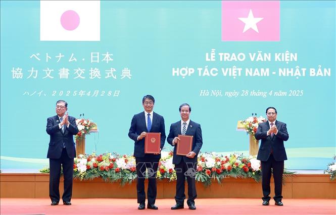 Prime Minister Pham Minh Chinh and Japanese Prime Minister Ishiba Shigeru witness the signing ceremony of a Memorandum of Understanding on cooperation between the Vietnamese Ministry of Science and Technology and the Japanese Ministry of Education, Culture, Sports, Science and Technology on research and development cooperation in the semiconductor field. VNA Photo: Dương Giang