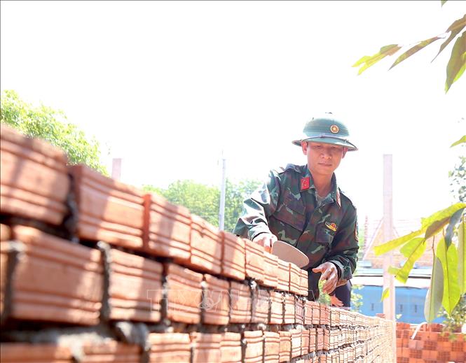 Lực lượng bộ đội chung tay xây dựng những ngôi nhà thắm tình quân - dân cho đồng bào vùng sâu, vùng biên giới Gia Lai. Ảnh: Quang Thái - TTXVN