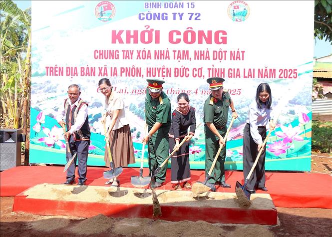 Khởi công chung tay xóa nhà tạm, nhà dột nát trên địa bàn xã Ia Pnôn (Đức Cơ, Gia Lai) năm 2025. Ảnh: Quang Thái - TTXVN