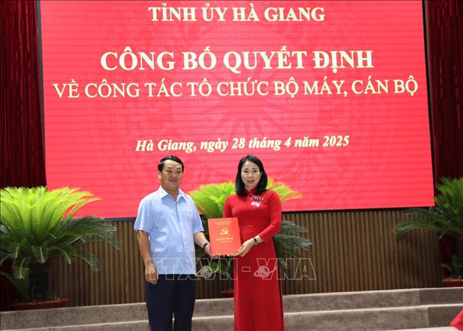 Bí thư Tỉnh ủy Hà Giang Hầu A Lềnh trao Quyết định bổ nhiệm đồng chí Hoàng Thị Hằng, Phó Trưởng Ban Tuyên giáo và Dân vận Tỉnh ủy Hà Giang. Ảnh: Minh Tâm - TTXVN