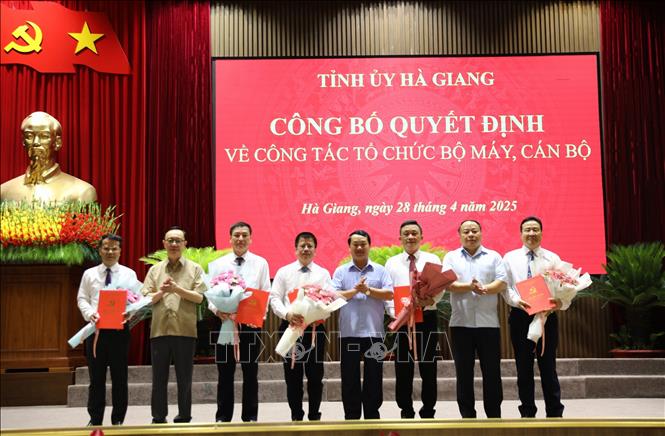 Các đồng chí lãnh đạo Thường trực Tỉnh ủy, UBND tỉnh Hà Giang tặng hoa chúc mừng Ban Biên tập Báo Hà Giang sau sáp nhập. Ảnh: Minh Tâm - TTXVN