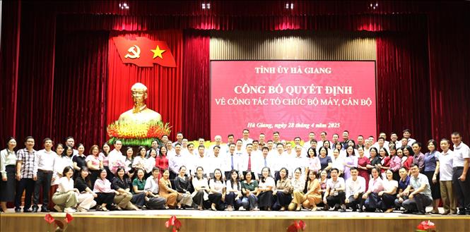 Phó Chủ tịch UBND tỉnh Hà Giang Vương Ngọc Hà chụp ảnh lưu niệm với cán bộ, công chức viên chức Báo Hà Giang sau sáp nhập. Ảnh: Minh Tâm - TTXVN
