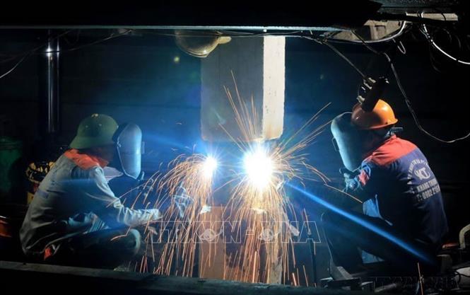 Công nhân thi công tăng ca vị trí cột số 82 gói thầu số 39 đường dây 500kV NMNĐ Nam Định I-Thanh Hóa. Ảnh: Huy Hùng - TTXVN