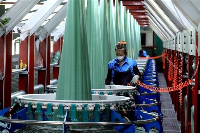 Nhiều cơ sở sản xuất ở Nghệ An đã phát triển từ quy mô vài chục lao động lên đến hàng trăm lao động, tạo việc làm ổn định và đời sống của công nhân ngày càng được nâng cao. Ảnh: Tuấn Anh - TTXVN