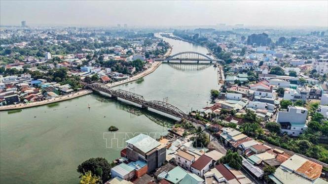 Hệ thống cầu bắc qua sông Đồng Nai đóng vai trò then chốt đối với Biên Hòa trong việc kết nối và thúc đẩy phát triển kinh tế - xã hội toàn vùng, thu hút mạnh mẽ doanh nghiệp đến đầu tư, tạo thêm nhiều việc làm, giúp nâng cao chất lượng cuộc sống người dân. Ảnh: Hoàng Hiếu - TTXVN