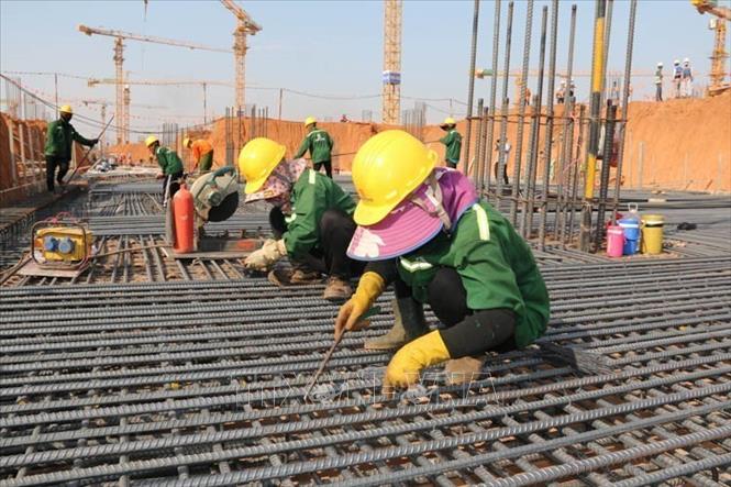 4.000 kỹ sư, công nhân và gần 2.000 máy móc, phương tiện triển khai các gói thầu thi công sân bay Long Thành. Với việc thi công liên tục ngày và đêm, dự án cơ bản đã đáp ứng tiến độ đề ra. Ảnh: Công Phong - TTXVN