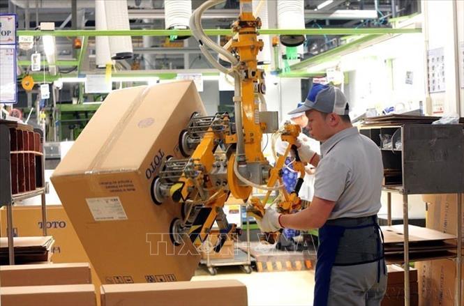 Dây chuyền đóng gói sản phẩm của Nhà máy TOTO Việt Nam (Khu công nghiệp Thăng Long 2, huyện Mỹ Hào, tỉnh Hưng Yên). Ảnh: Tuấn Anh - TTXVN