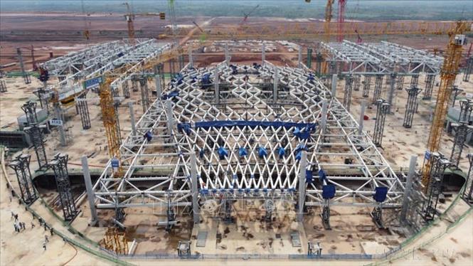Gần 7.000 chuyên gia, kỹ sư, công nhân, người lao động và gần 3.000 máy móc thiết bị chạy đua đảm bảo tiến độ thi công Dự án đầu tư xây dựng Cảng hàng không quốc tế Long Thành giai đoạn 1. Ảnh: Sỹ Tuyên - TTXVN