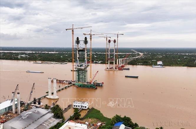  Công nhân trên công trường cầu Rạch Miễu 2 thi công xuyên Lễ Quốc khánh 2/9 để đảm bảo tiến độ xây dựng công trình, phấn đấu vượt tiến độ, hoàn thành công trình vào dịp Quốc khánh 2/9/2025. Ảnh: Hồng Đạt - TTXVN