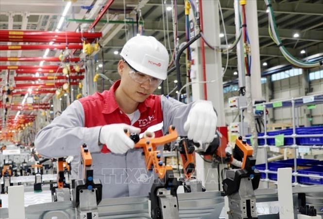 Công nhân lắp ráp ô tô tại Nhà máy Sản xuất Ô tô Thành Công Việt Hưng, Khu công nghiệp Việt Hưng (thành phố Hạ Long, tỉnh Quảng Ninh). Ảnh: Văn Đức – TTXVN
