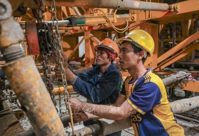 Công nhân tích cực lao động, đẩy nhanh tiến độ tại hầm số 3 - hầm dài nhất trên toàn tuyến thuộc cao tốc Quảng Ngãi - Hoài Nhơn . Ảnh: Hoàng Hiếu - TTXVN