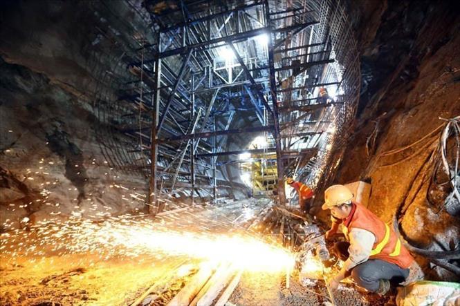 Công nhân thi công tại khu vực hầm dẫn dòng thuộc Dự án nhà máy Thủy điện Hoà Bình mở rộng. Ảnh: Huy Hùng - TTXVN                                                                                                                                                                 