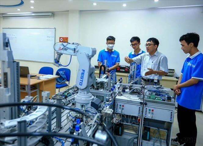 10.000 học sinh, sinh viên của trường Cao đẳng Cơ điện Hà Nội được học tập tại 7 cơ sở với trang thiết bị hiện đại, giúp học sinh, sinh viên dễ dàng tiếp cận những kỹ thuật tiên tiến nhất. Ảnh: Hoàng Hiếu - TTXVN