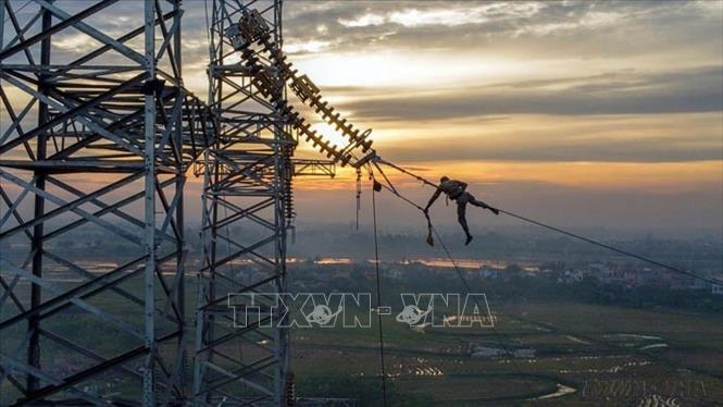 Hàng ngàn kỹ sư, công nhân ngành điện và các nhà thầu đã trần mình trong nắng, trong mưa chạy đua với thời gian trên công trường thi công Đường dây 500kV mạch 3 từ Quảng Trạch (Quảng Bình) đến Phố Nối (Hưng Yên) - công trình trọng điểm quốc gia, có ý nghĩa rất quan trọng trong việc nâng cao năng lực truyền tải điện Bắc - Nam. Ảnh: Huy Hùng - TTXVN