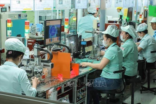 Trên địa bàn tỉnh Bình Dương hiện có 3.252 dự án còn hiệu lực tại 28 khu công nghiệp, tạo việc làm và thu nhập ổn định cho 556.228 lao động, trong đó khu vực doanh nghiệp vốn đầu tư nước ngoài (FDI) sử dụng 463.935 lao động, chiếm tỷ lệ 83,41%. Ảnh: Hoàng Hiếu – TTXVN