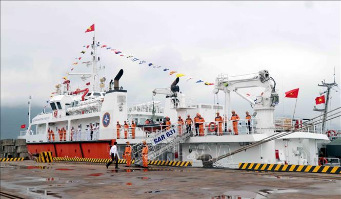 Tàu vào lấy hàng ở bến cảng thuộc Công ty Cổ phần Cảng Quốc tế Lào - Việt. Ảnh: Công Tường-TTXVN