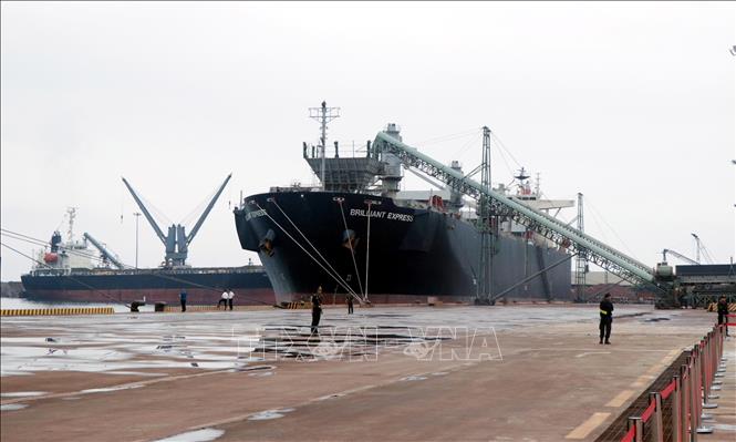 Tàu vào lấy hàng ở bến cảng thuộc Công ty Cổ phần Cảng Quốc tế Lào - Việt. Ảnh: Công Tường-TTXVN