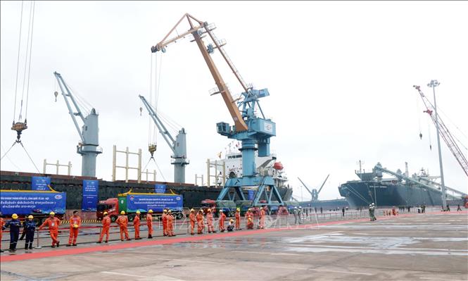 Tàu vào lấy hàng ở bến cảng thuộc Công ty Cổ phần Cảng Quốc tế Lào - Việt. Ảnh: Công Tường-TTXVN