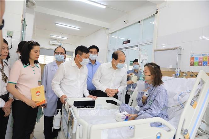 Phó Chủ tịch Ủy ban MTTQ Việt Nam thành phố Hà Nội Phạm Anh Tuấn cùng lãnh đạo Sở Y tế, Chủ tịch UBND quận Hoàng Mai và các đoàn thể của quận đến thăm hỏi, động viên, hỗ trợ vật chất, tinh thần gia đình người bị nạn trong vụ cháy. Ảnh: TTXVN phát