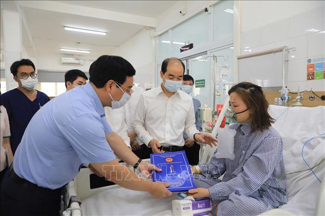 Phó Chủ tịch Ủy ban MTTQ Việt Nam thành phố Hà Nội Phạm Anh Tuấn cùng lãnh đạo Sở Y tế, Chủ tịch UBND quận Hoàng Mai và các đoàn thể của quận đến thăm hỏi, động viên, hỗ trợ vật chất, tinh thần gia đình người bị nạn trong vụ cháy. Ảnh: TTXVN phát
