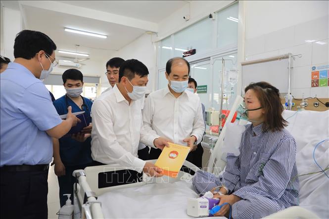 Phó Chủ tịch Ủy ban MTTQ Việt Nam thành phố Hà Nội Phạm Anh Tuấn cùng lãnh đạo Sở Y tế, Chủ tịch UBND quận Hoàng Mai và các đoàn thể của quận đến thăm hỏi, động viên, hỗ trợ vật chất, tinh thần gia đình người bị nạn trong vụ cháy. Ảnh: TTXVN phát